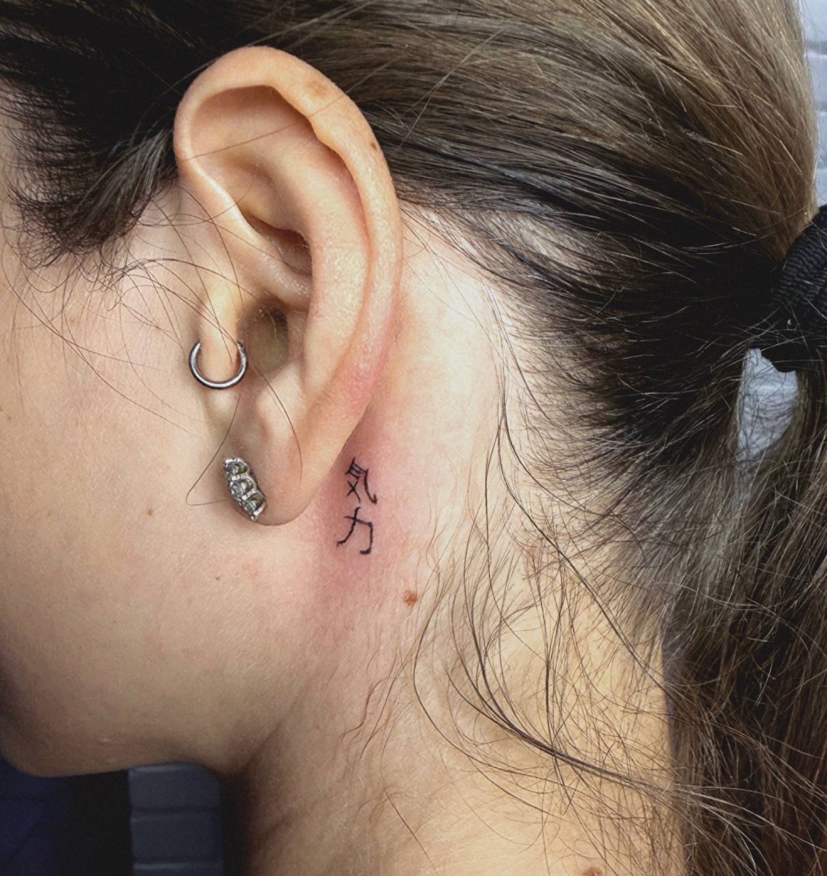 Миниатюрная татуировка за ухом Dyevale Tattoo